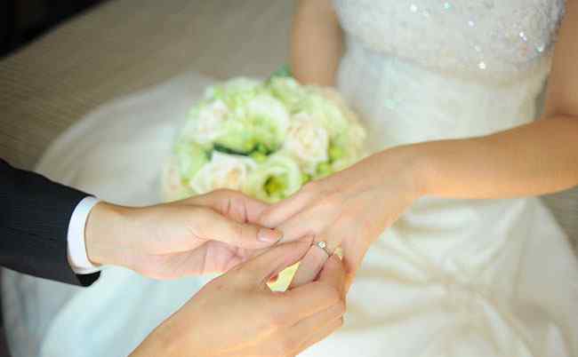 订婚戒指带哪个手指 男女订婚戒指戴在哪个手指上?区别在哪里?