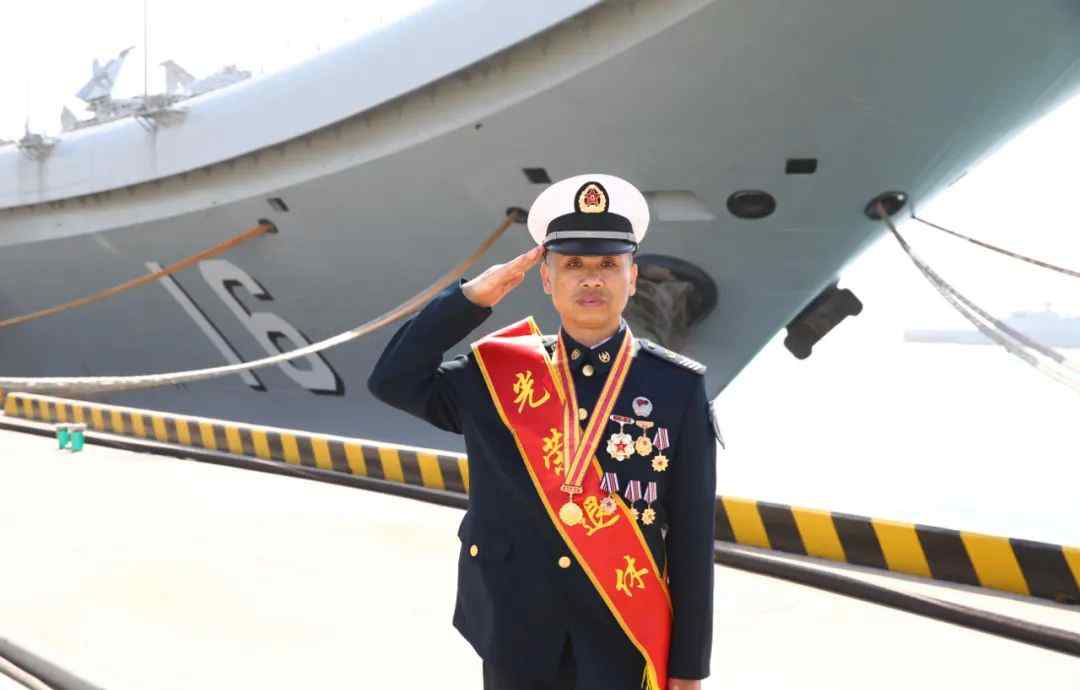 辽宁舰首位一级军士长退休 网友致敬：骄傲！中国军人