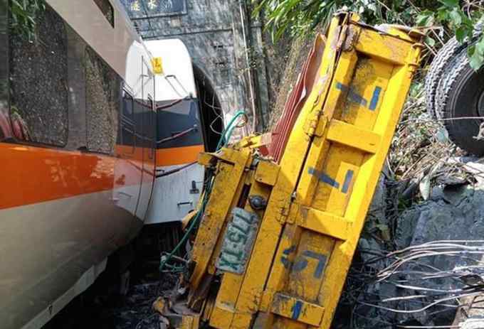 至少36人死亡！台铁出轨列车司机确认死亡 官方回应事故原因