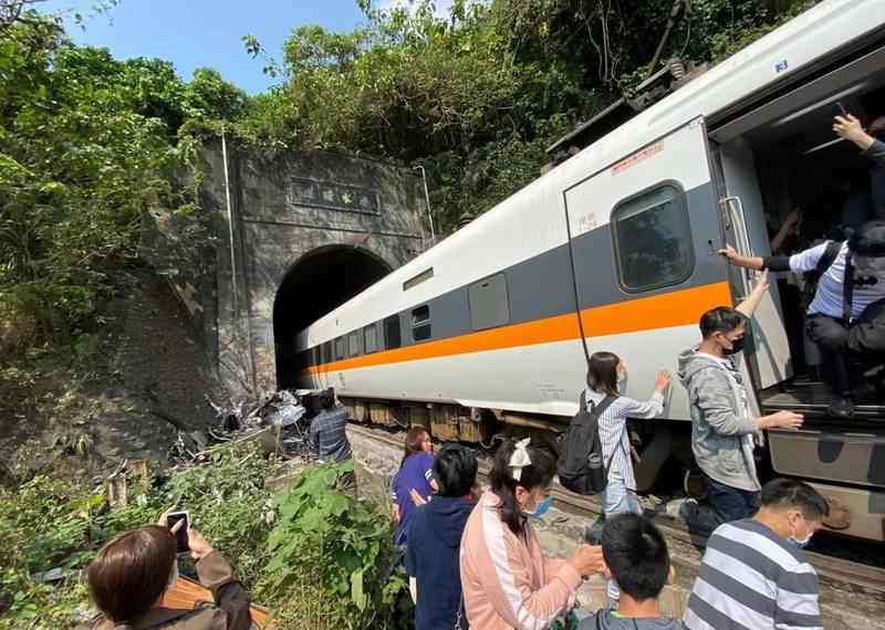 现场画面曝光！台铁一列车脱轨 已有35人无生命迹象