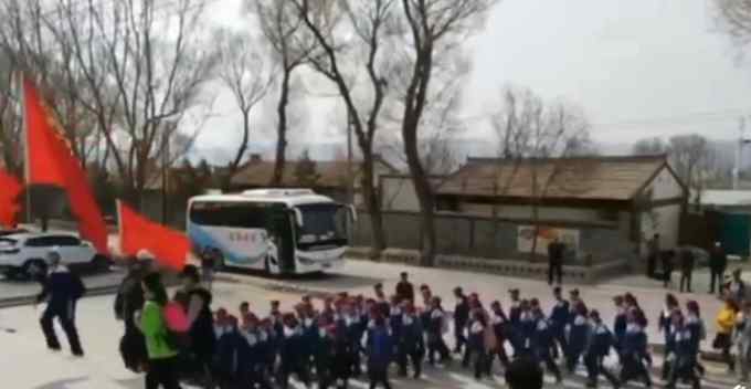 宁夏一中学2000余师生徒步去陵园祭奠英烈 往返路程共54公里