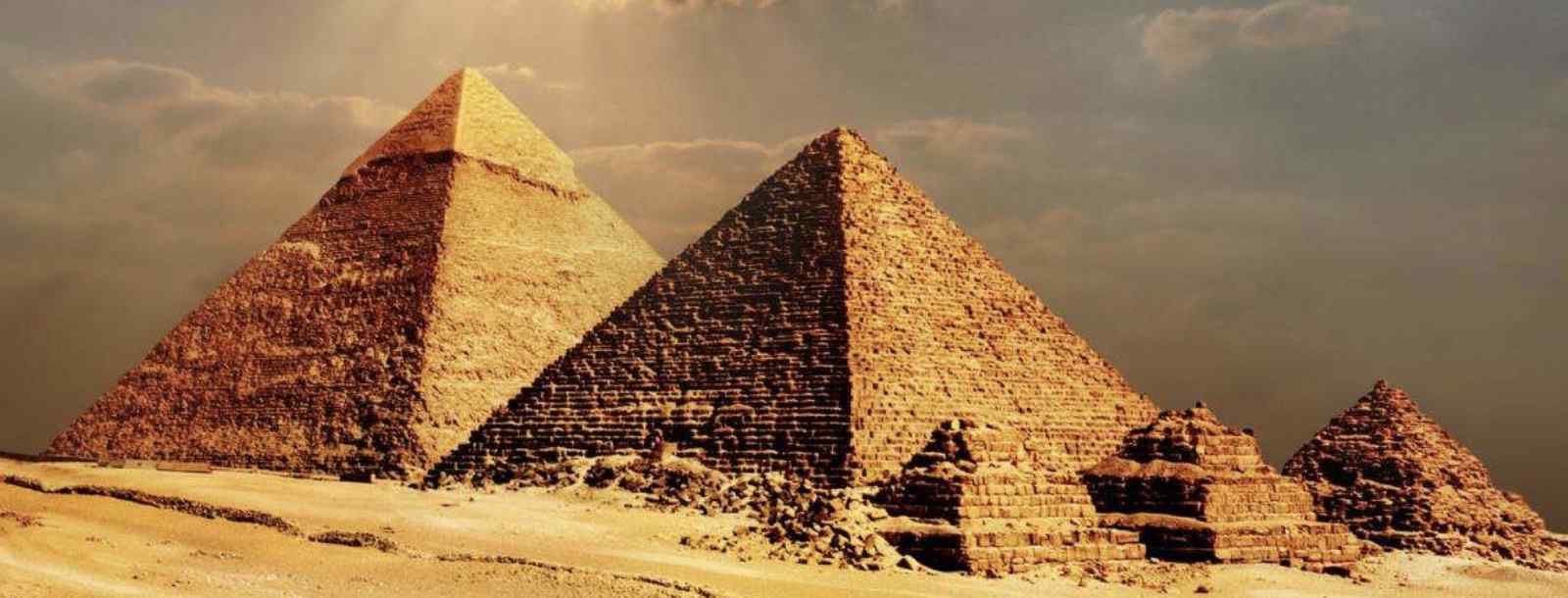 现存最着名的三大金字塔是