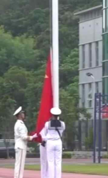 解放军在香港升起五星红旗 香港是属于中国的