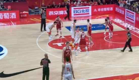 周琦发球失误 中国男篮出线关键一战最终惜败