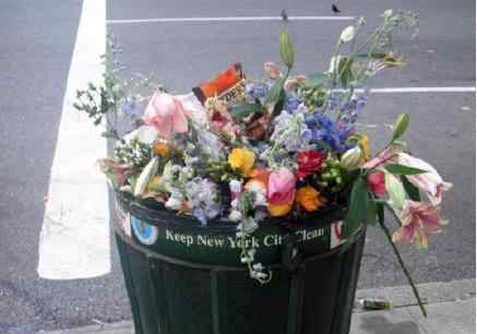 连垃圾桶都能收到花 究竟原因是什么