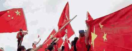 五星红旗在狮子山顶迎风飘扬 香港市民做了什么