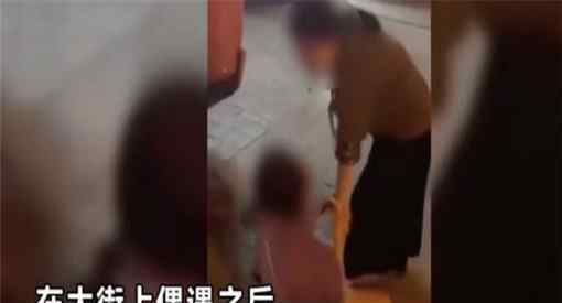 女子街头下跪哭求欠债人还钱 事件详细经过