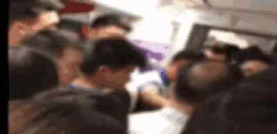 广州地铁打架 冲动！广州地铁五号线两乘客疑因拥挤打架，场面火爆！