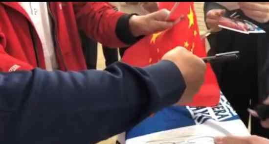 武磊拒绝在国旗上签名 网友们纷纷为他点赞