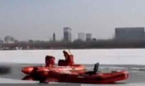 湖面冰层内出现3张人脸 无人机拍下恐怖画面
