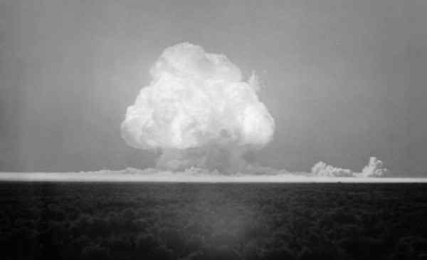 千个太阳 人类第一次原子弹试爆 比一千个太阳还亮