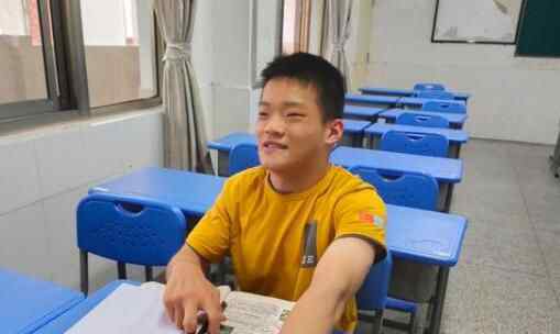 芜湖19岁脑瘫少年高考623分 实在太感人了