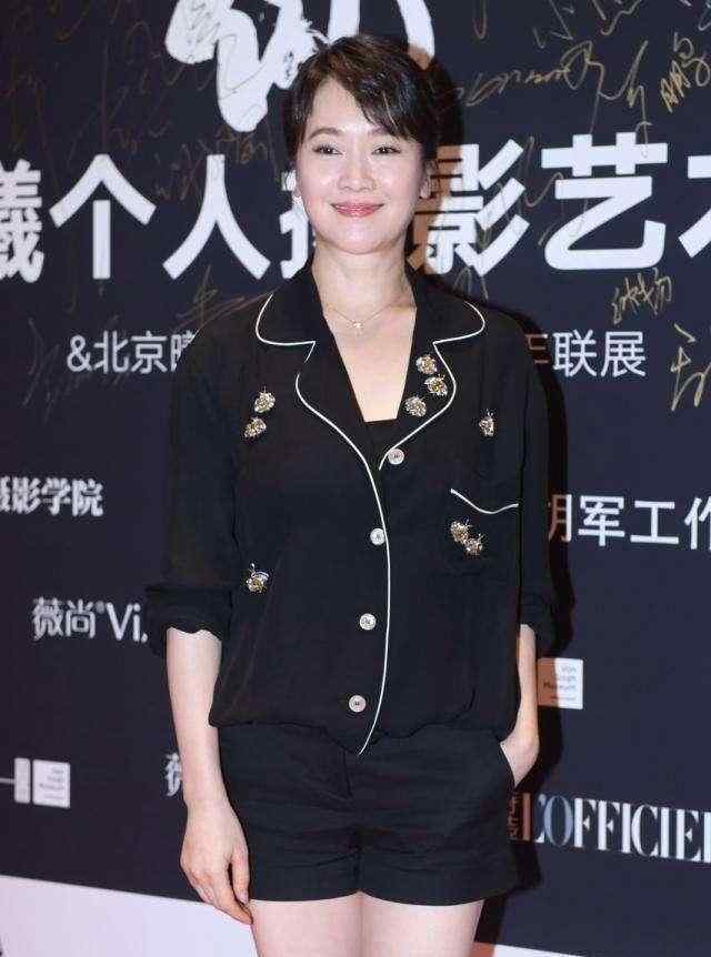 左小青的老公是谁 左小青全家照曝光，与大二十岁丈夫形同父女，女儿真是个美人坯子