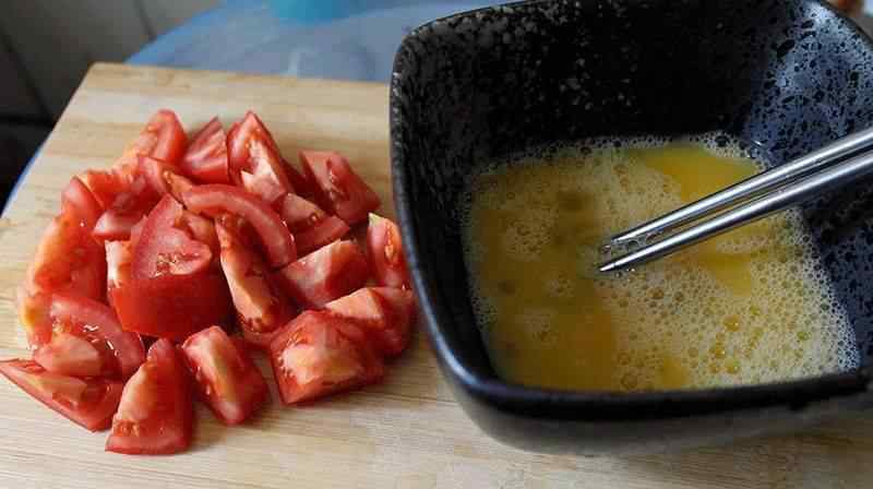 西红柿鸡蛋拌面的做法 西红柿鸡蛋拌面，做法简单，炒一炒拌一拌特别香！