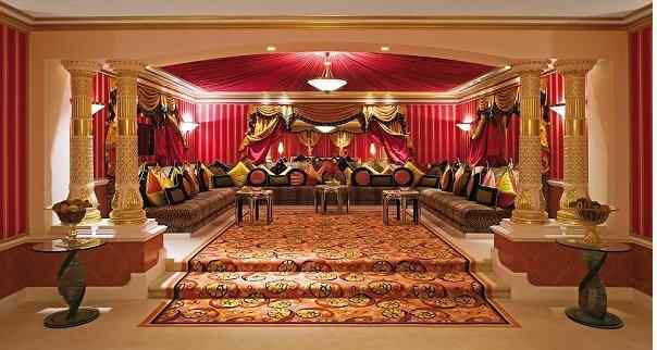 迪拜帆船酒店造价 迪拜帆船酒店住一晚费用的是130000元，入住酒店