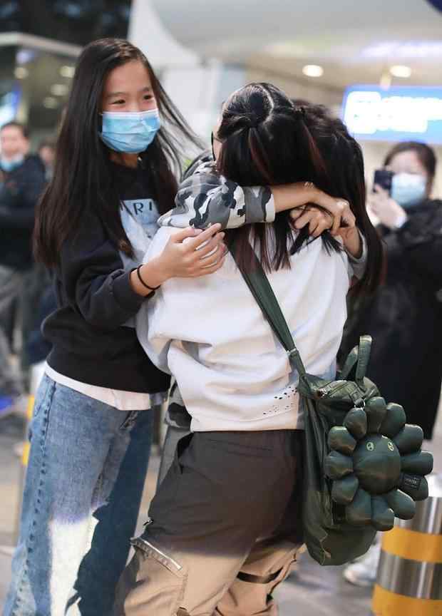 严子晴 钟丽缇获俩女儿接机嬉戏打闹 严子晴身高快超老妈