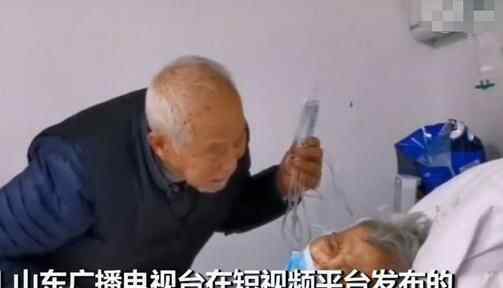 感动!耄耋老人双双感染新冠肺炎,87岁爷爷举着吊瓶走进隔离病房,这段视频令无数网友泪目