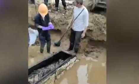近日,安徽一村民挖地时挖出500年前的棺材,在场人员开棺后被里面的景象惊呆