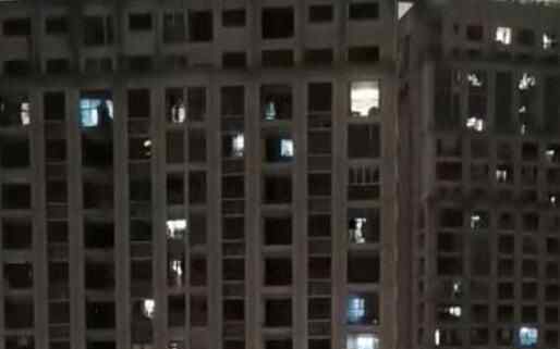 2月6日,广西南宁一小区住户深夜高空抛物被拍,随后有人报警。小区居民称,22楼一对夫妻吵架