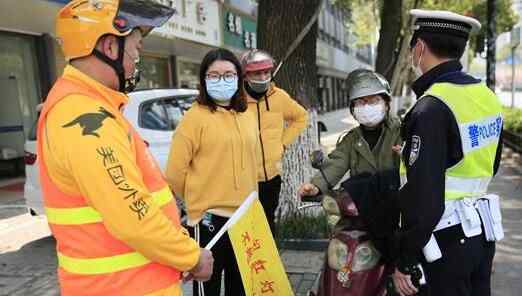 交警和外卖小哥“互换”身份 接下来发生的事哭笑不得背后真相实在让人惊愕