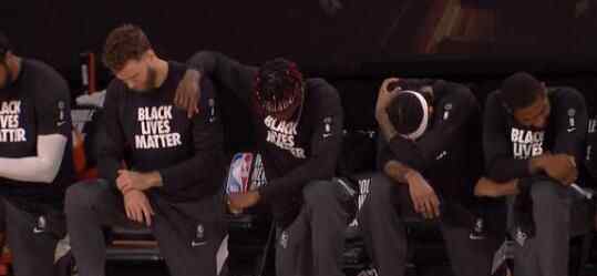 NBA球员集体下跪抗议 为什么下跪什么原因？