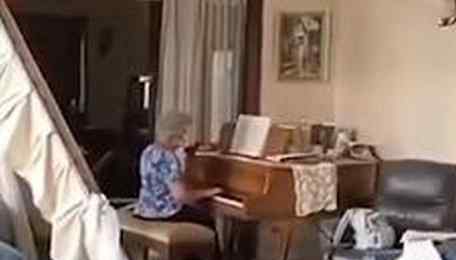 黎巴嫩奶奶在破损房间中弹钢琴 究竟是怎么回事?
