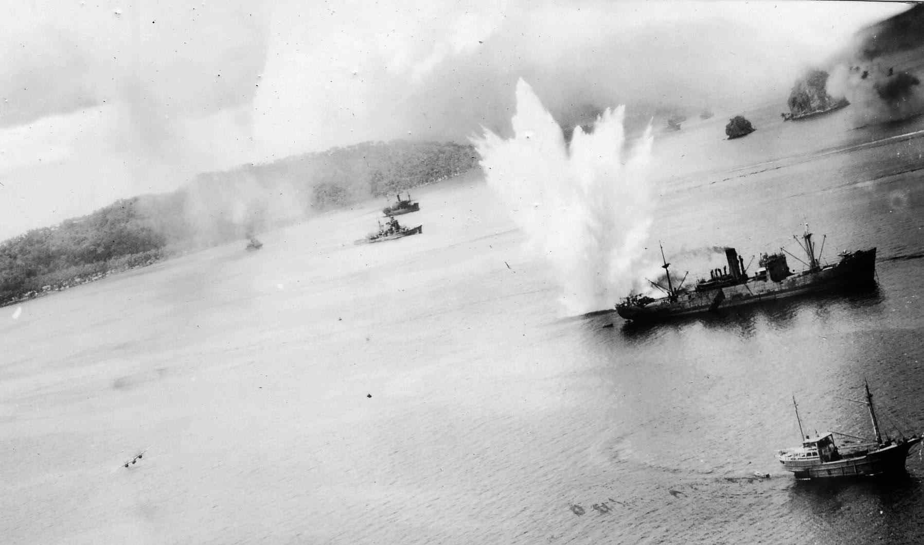 二战惊心动魄的画面 美军B25轰炸机超低空狂虐日舰