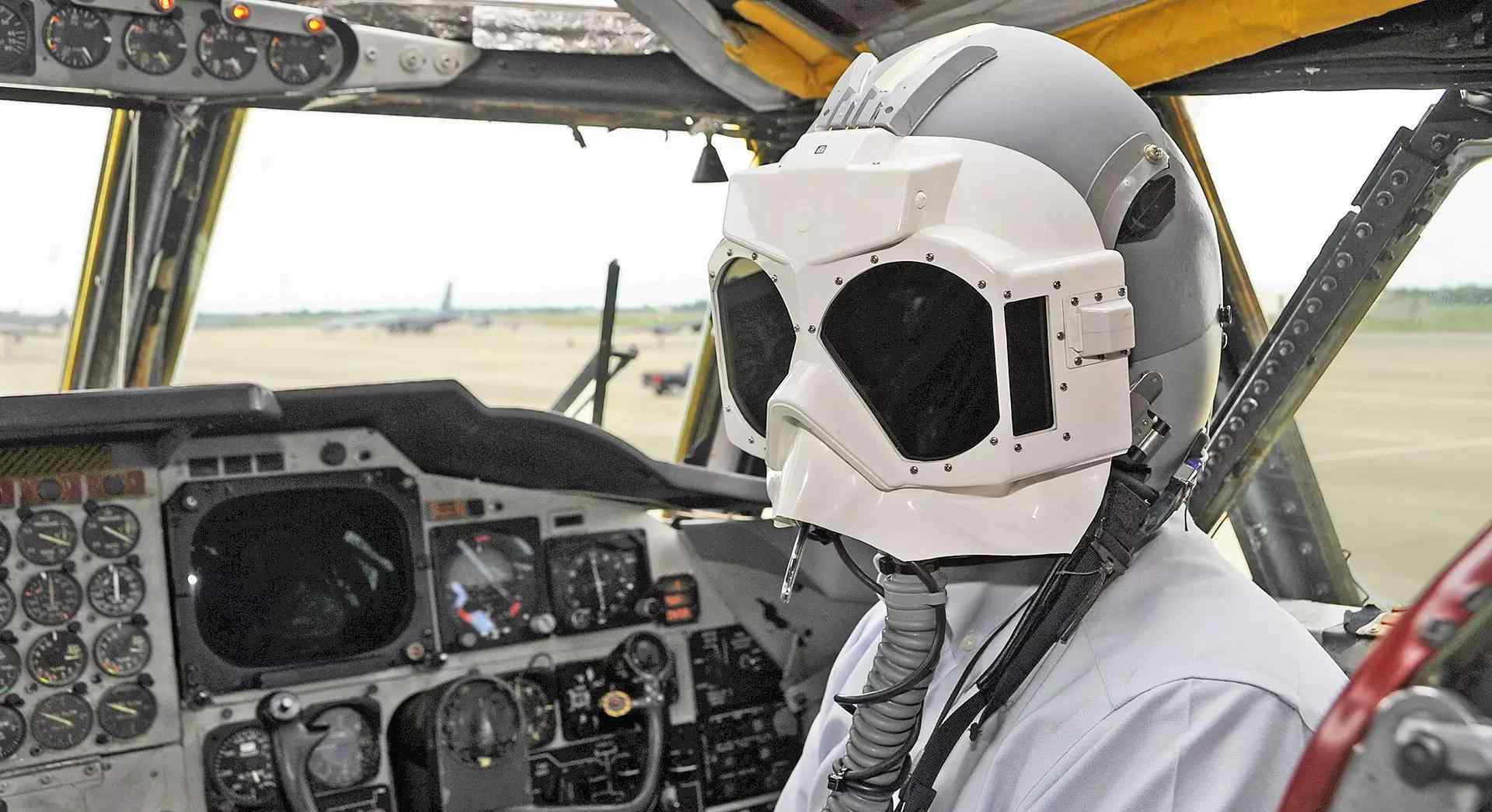 美军飞行员戴外星人面罩 怕核弹闪瞎眼