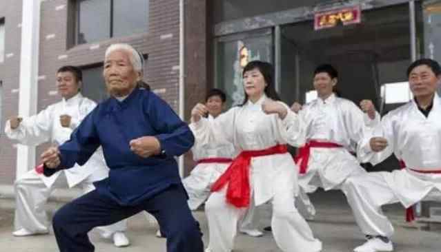 浙江功夫奶奶习武90年单挑恶霸 这真是侠女啊