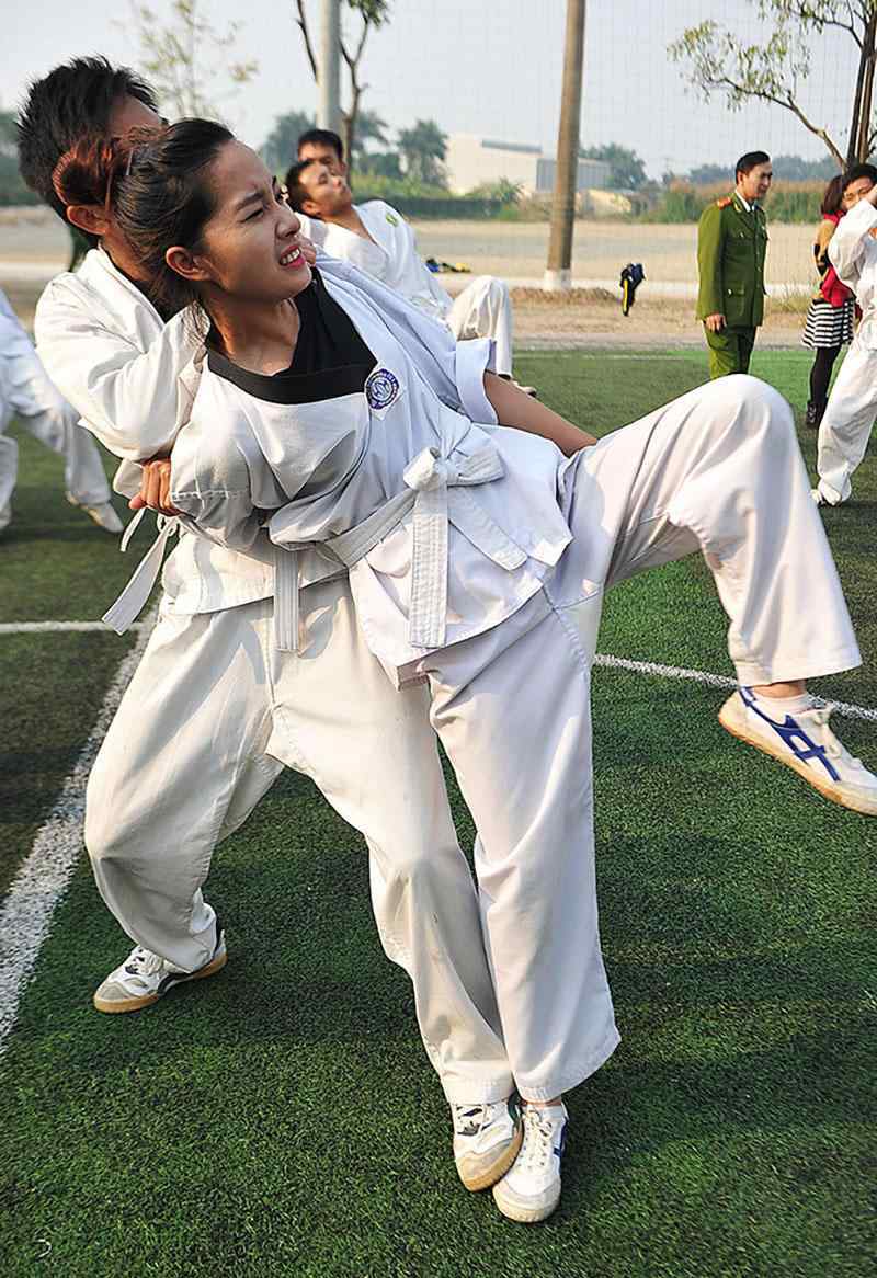 越南警校武术训练,女学员训练强度和男学员一样