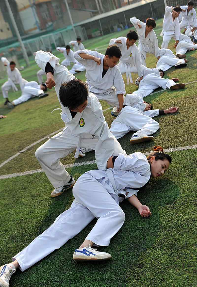 越南警校武术训练,女学员训练强度和男学员一样
