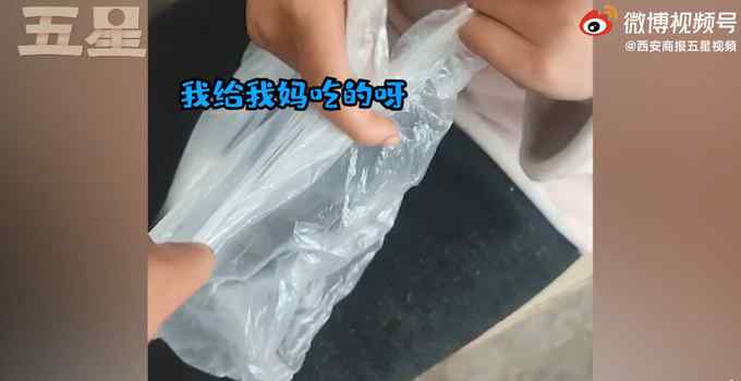 家里条件不好 周口女孩打包午餐鸡腿给妈妈！网友：懂事得让人心疼