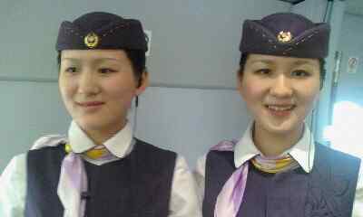 京沪高铁乘务员 京沪高铁上美丽的90后双胞胎姐妹乘务员