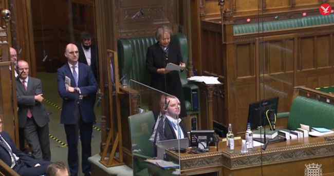 英国议员夺走女王权杖抗议 英国议员为什么要拿女王权杖