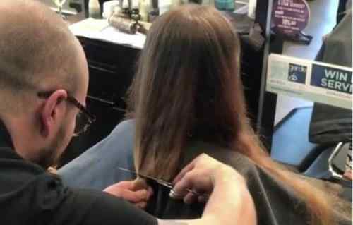 女子十年在美发店消费150万 在美发店办的卡可以退吗