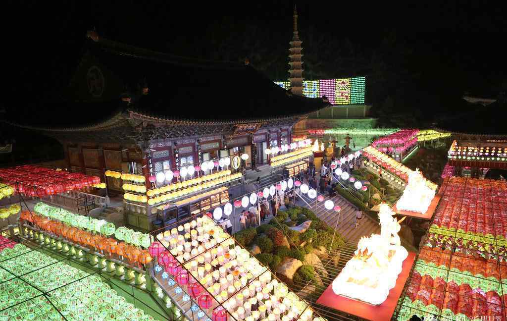 韩国釜山寺庙点亮5万灯笼迎节日