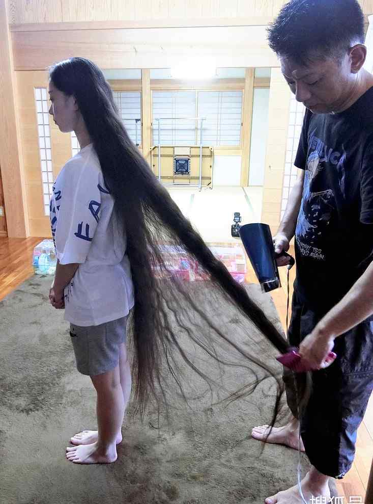 18岁女生头发长155.5厘米破世界纪录：出生后从未剪过头发