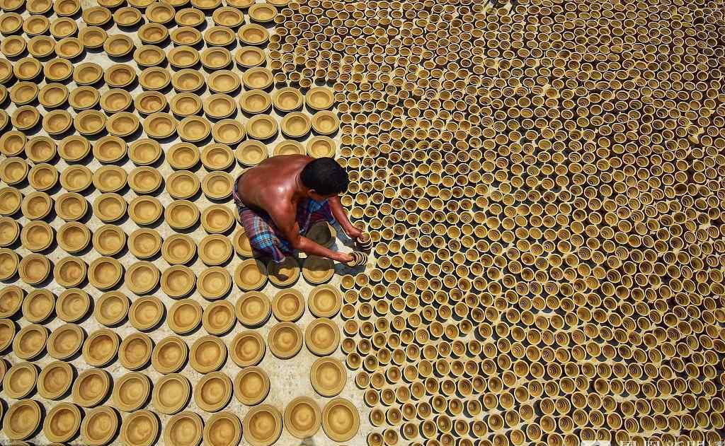 孟加拉:一家人一周做2000只陶罐