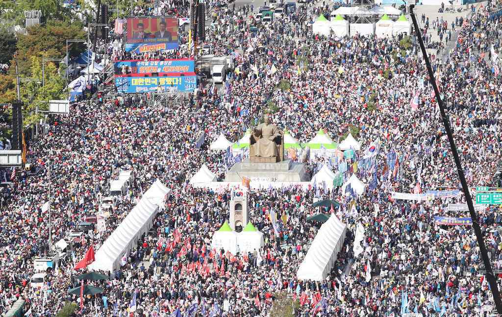 反曹国事件：韩国民众再次集会 要求文在寅下台