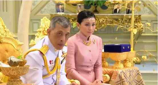 泰国新皇后素提达女上将 新国王妻子素提达少将