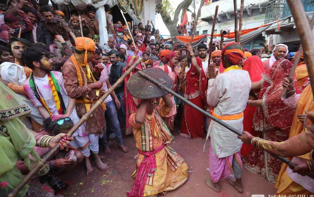 印度妇女集体“棒打男人” 庆祝“棒打男人节”