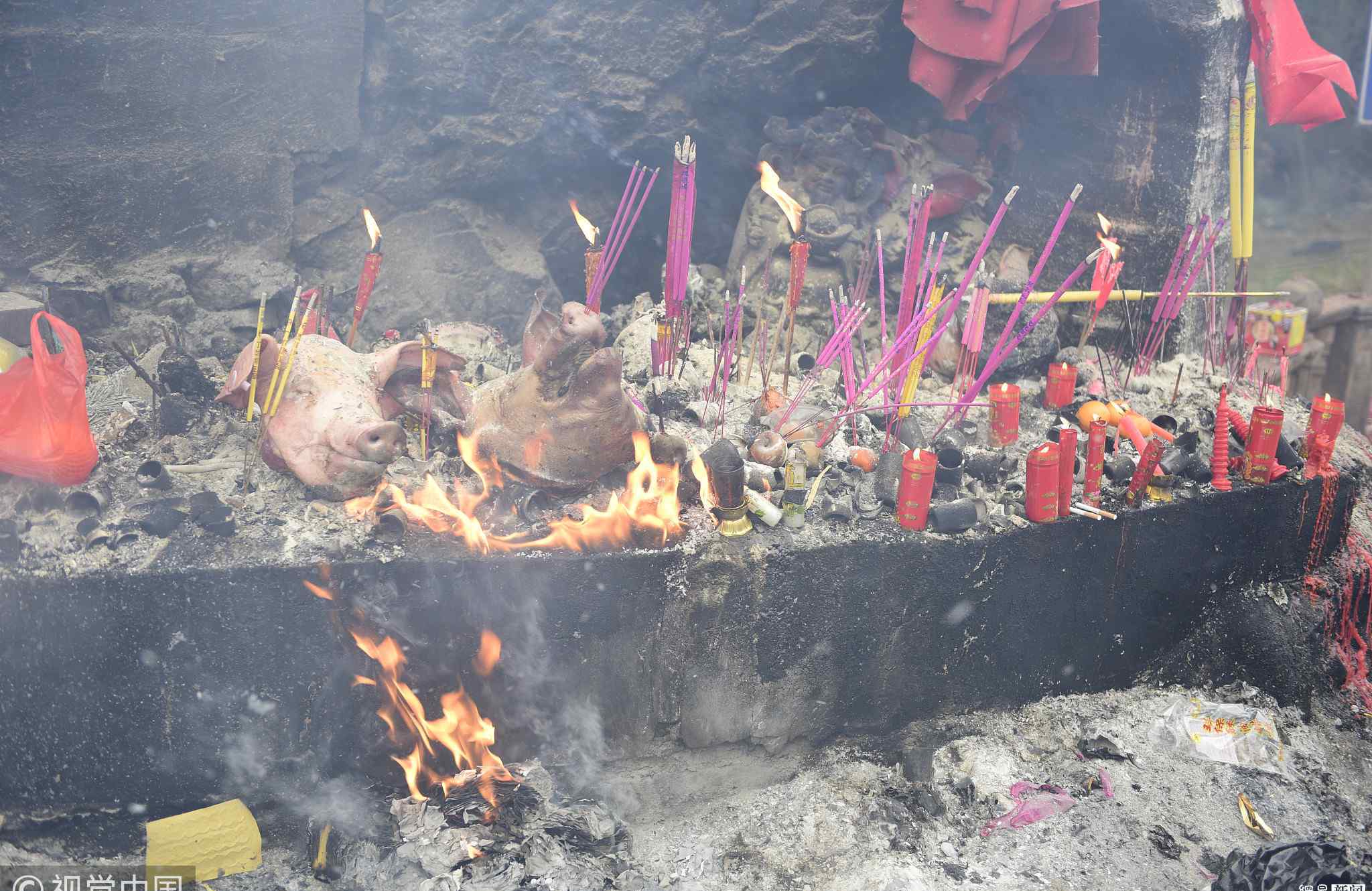 石头被当“神灵”祭拜 数十年香火不断