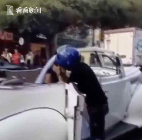 男子骑车拦下前女友婚车 上演苦情大戏