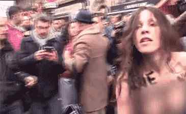 女子街头裸露上身 路人傻眼 巴黎万人抗议＂伊斯兰恐惧症＂
