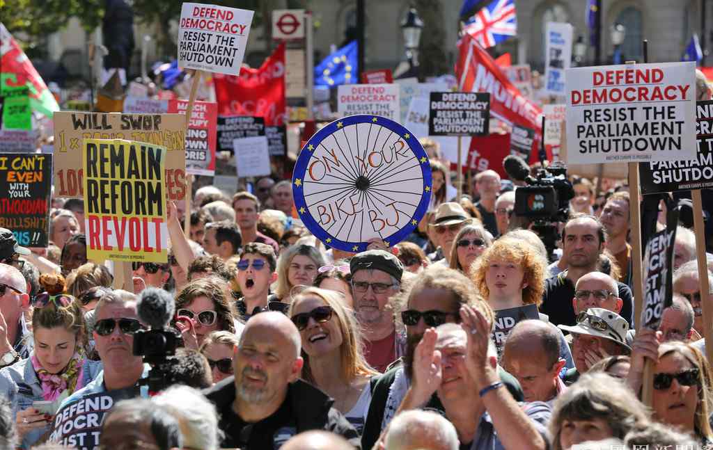 英国30多座城市爆发示威活动 抗议鲍里斯·约翰逊