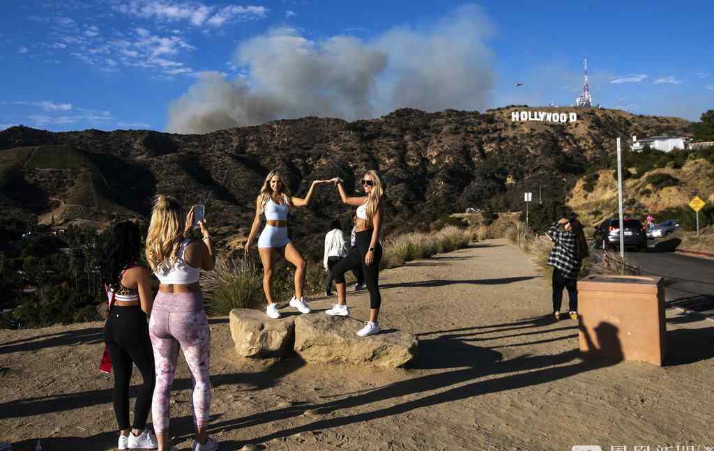 大火烧到好莱坞山 游客抓紧机会合影 矶巴汉姆山火（Barham Fire