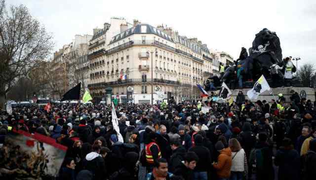 法国工会再次爆发全国示威：33.9万人游行 8万警力严阵以待