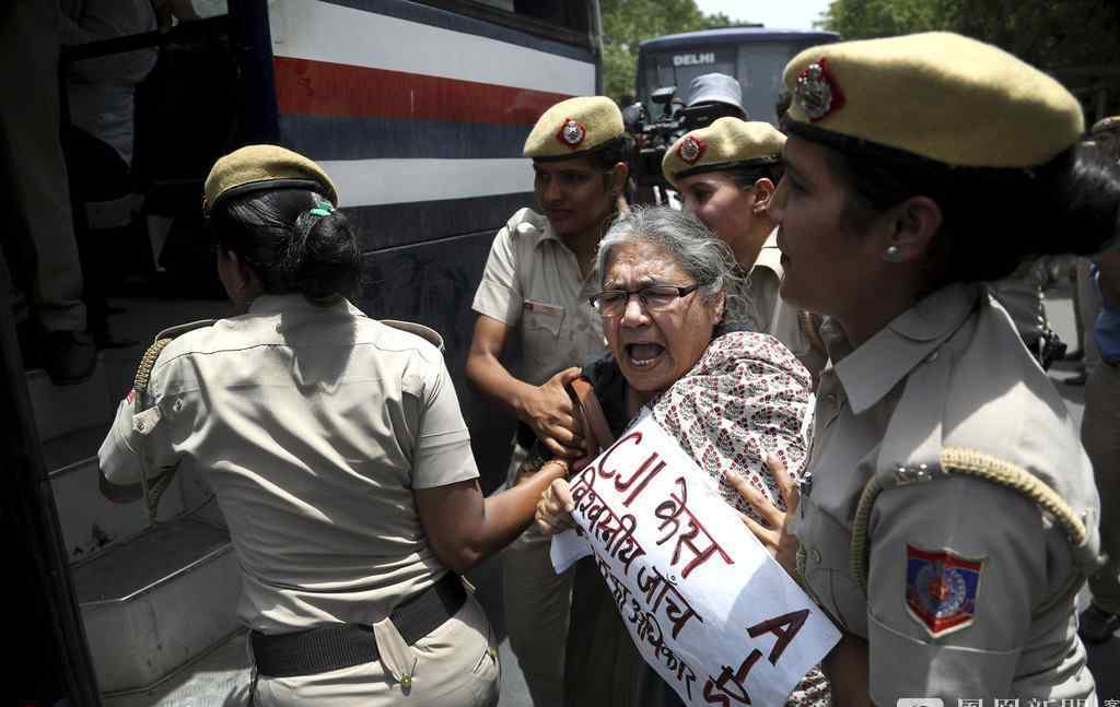 印度女性活动家聚集街头愤怒抗议