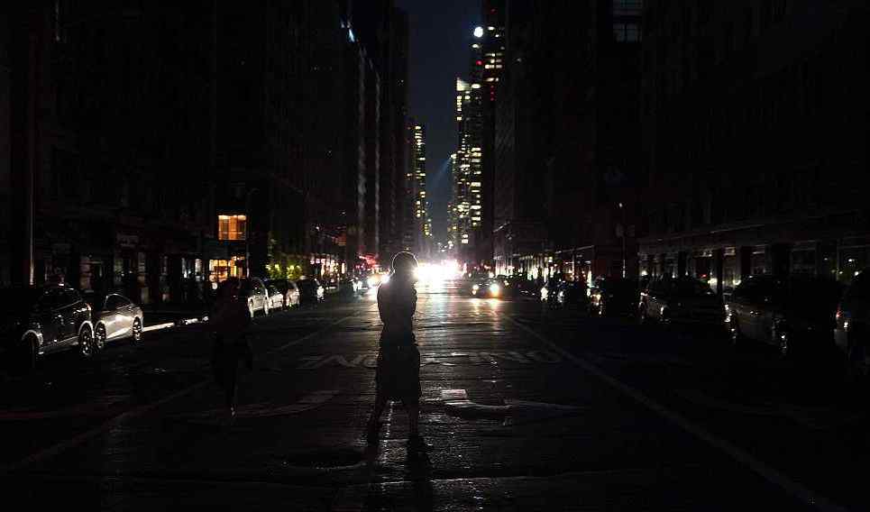 纽约大规模停电超3小时原因不知 曼哈顿中心地带陷入黑暗