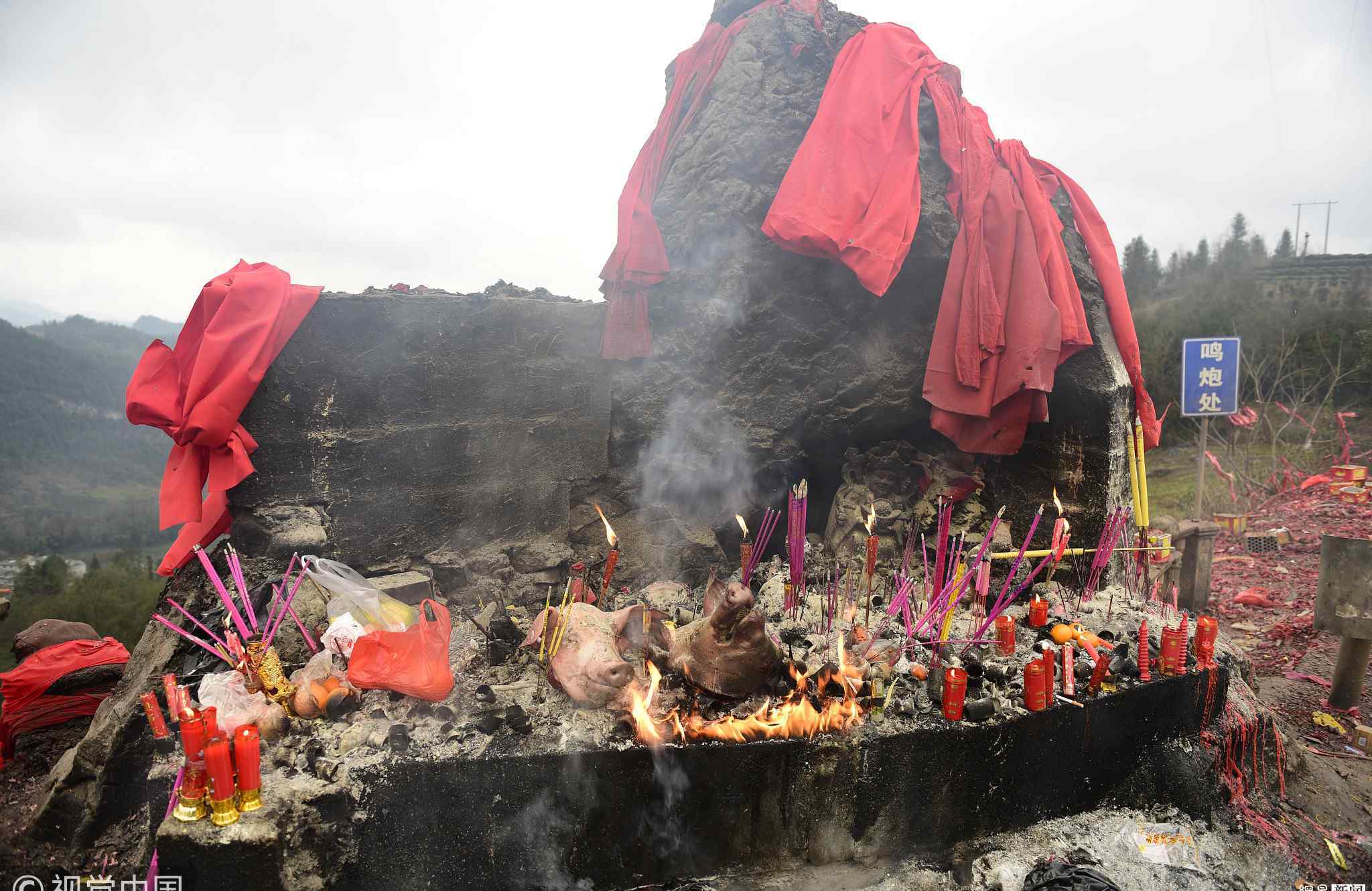 石头被当“神灵”祭拜 数十年香火不断